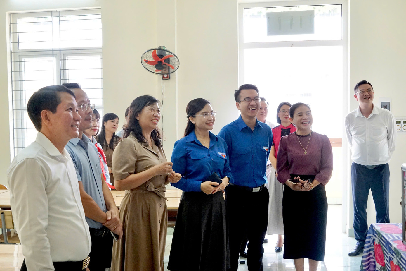 Đoàn công tác T.Ư Đoàn thăm hỏi, chia sẻ và chúc mừng các thầy cô Trường THCS Lương Khánh Thiện và Nhà giáo ưu tú Lê Thu Liên.