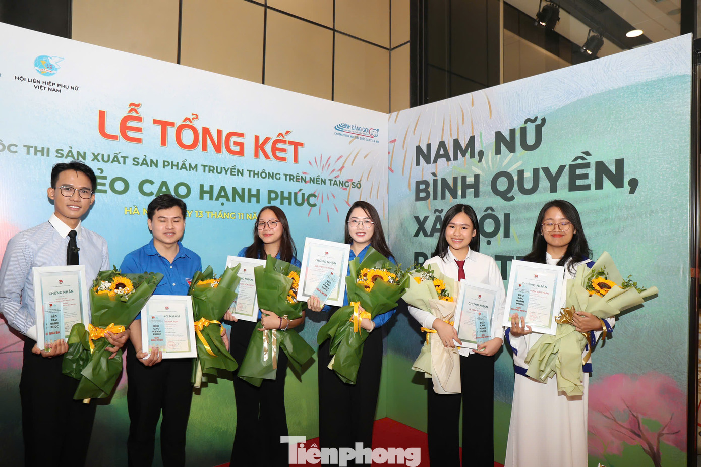 Các tác giả đạt giải cuộc thi sản xuất sản phẩm truyền thông trên nền tảng số về nâng cao nhận thức bình đẳng giới tại vùng đồng bào dân tộc thiểu số và miền núi “Rẻo cao hạnh phúc”. Các tác giả đạt giải cuộc thi sản xuất sản phẩm truyền thông trên nền tảng số về nâng cao nhận thức bình đẳng giới tại vùng đồng bào dân tộc thiểu số và miền núi “Rẻo cao hạnh phúc”.