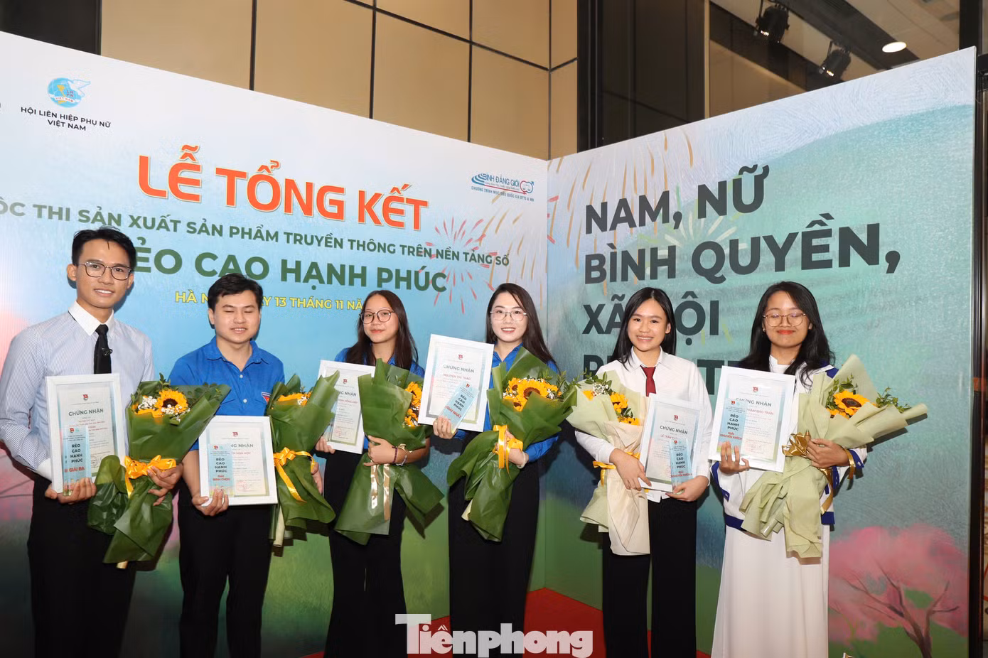 Các tác giả đạt giải cuộc thi sản xuất sản phẩm truyền thông trên nền tảng số về nâng cao nhận thức bình đẳng giới tại vùng đồng bào dân tộc thiểu số và miền núi “Rẻo cao hạnh phúc”.