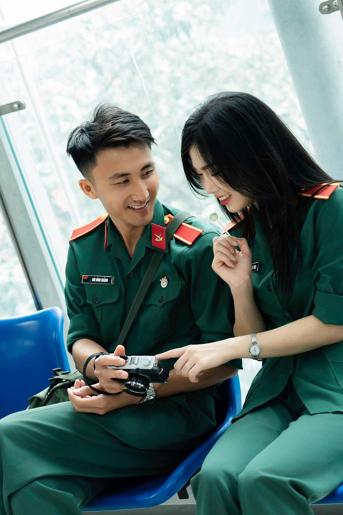 Qua những cuộc trò chuyện, họ nhận ra sự tương đồng bất ngờ: Cả hai đều nuôi dưỡng chung ước mơ trở thành những quân nhân mẫu mực, đều theo học tại Học viện Hậu cần, và chung tình yêu sâu sắc dành cho gia đình, quê hương.