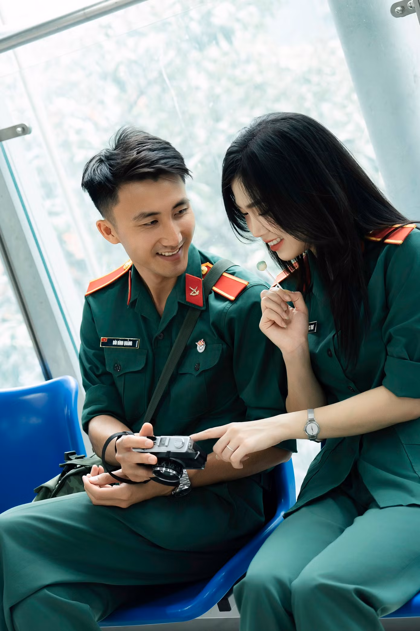 Qua những cuộc trò chuyện, họ nhận ra sự tương đồng bất ngờ: Cả hai đều nuôi dưỡng chung ước mơ trở thành những quân nhân mẫu mực, đều theo học tại Học viện Hậu cần, và chung tình yêu sâu sắc dành cho gia đình, quê hương. Qua những cuộc trò chuyện, họ nhận ra sự tương đồng bất ngờ: Cả hai đều nuôi dưỡng chung ước mơ trở thành những quân nhân mẫu mực, đều theo học tại Học viện Hậu cần, và chung tình yêu sâu sắc dành cho gia đình, quê hương.