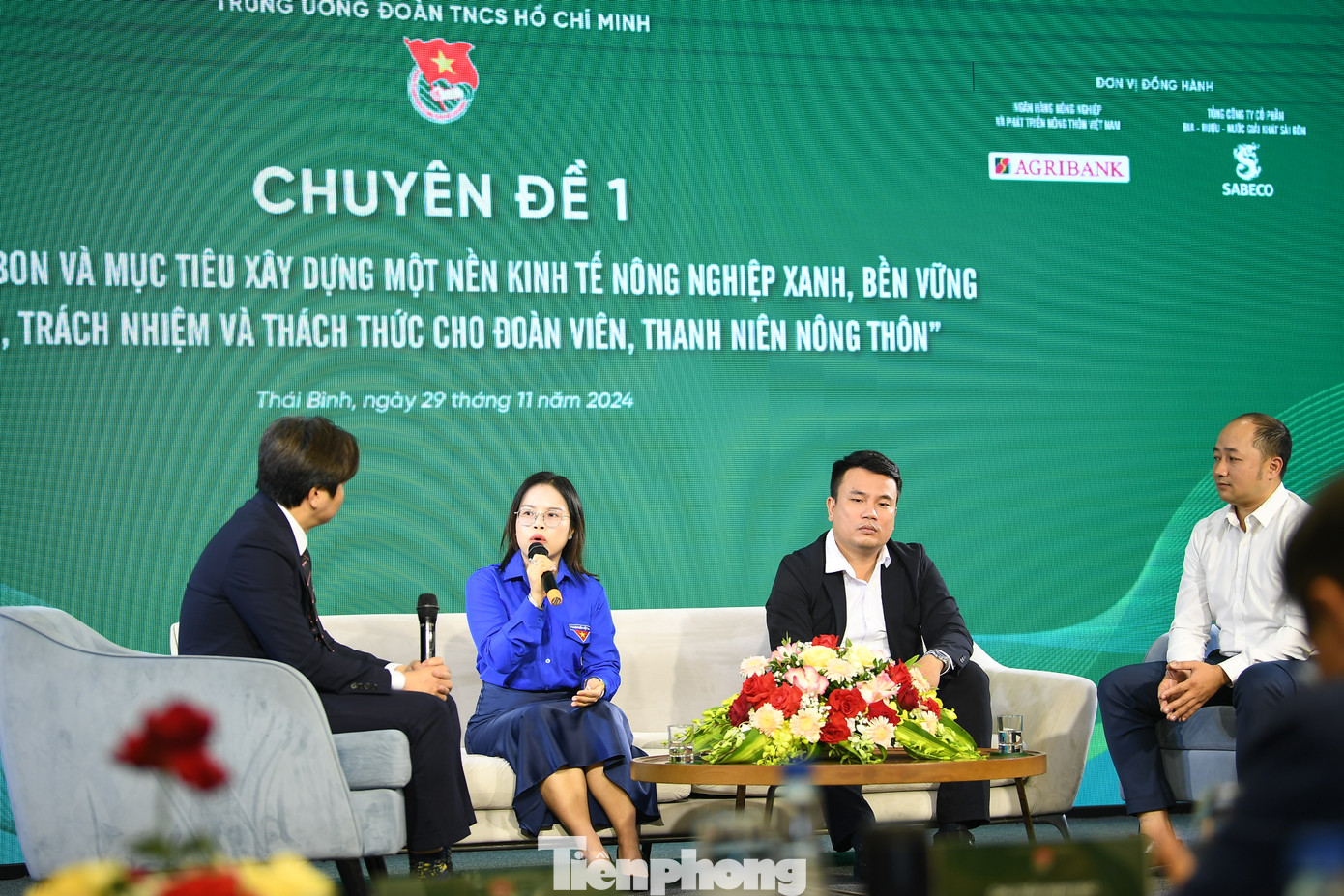 Các diễn giả thảo luận với chuyên đề "Zero carbon và mục tiêu xây dựng một nền kinh tế nông nghiệp xanh, bền vững. Vai trò, trách nhiệm và thách thức cho đoàn viên, thanh niên nông thôn".