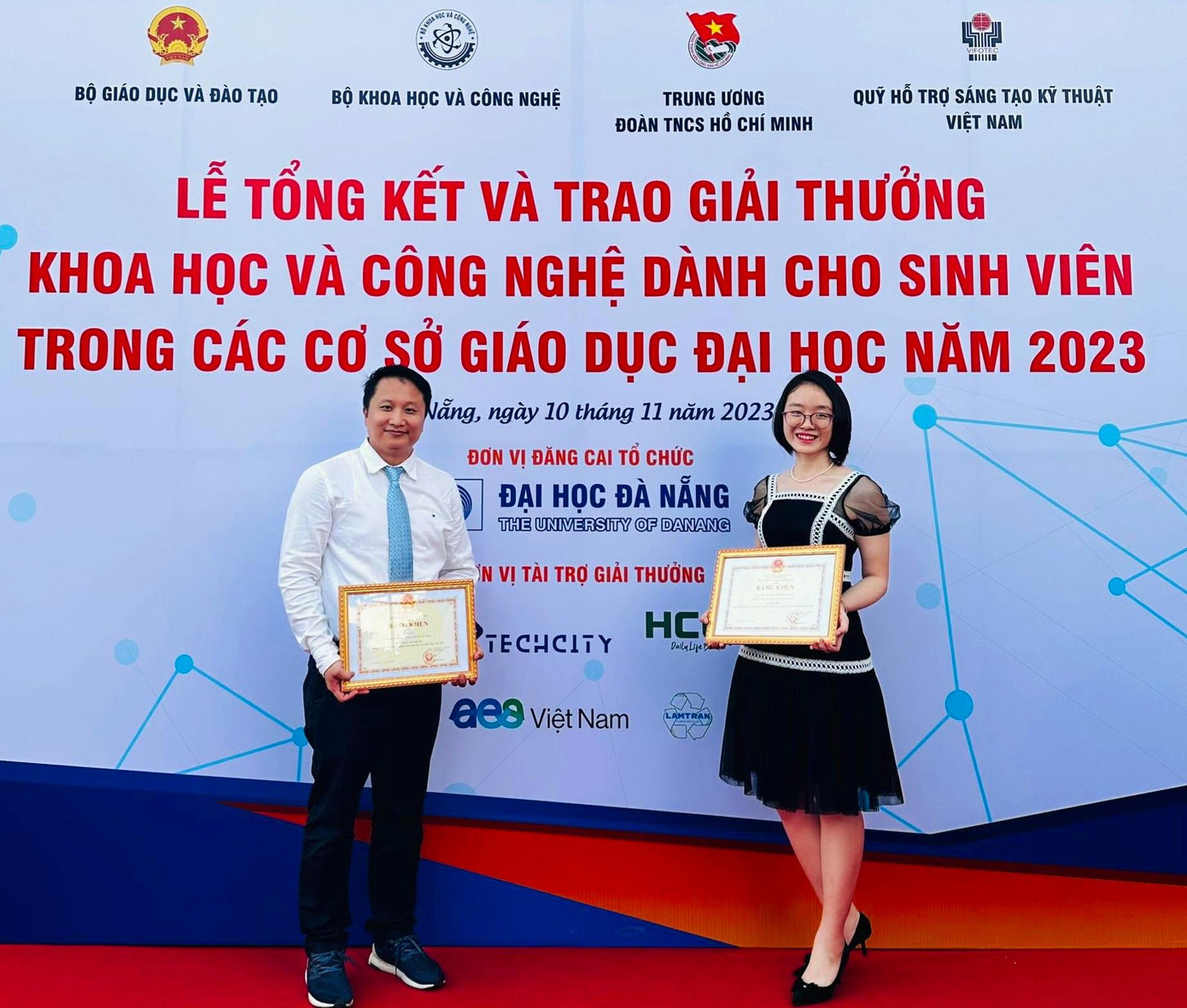 Quỳnh Giang (bên phải ảnh) xuất sắc giành được Giải thưởng Khoa học và Công nghệ dành cho sinh viên trong các cơ sở giáo dục bậc đại học năm 2023.