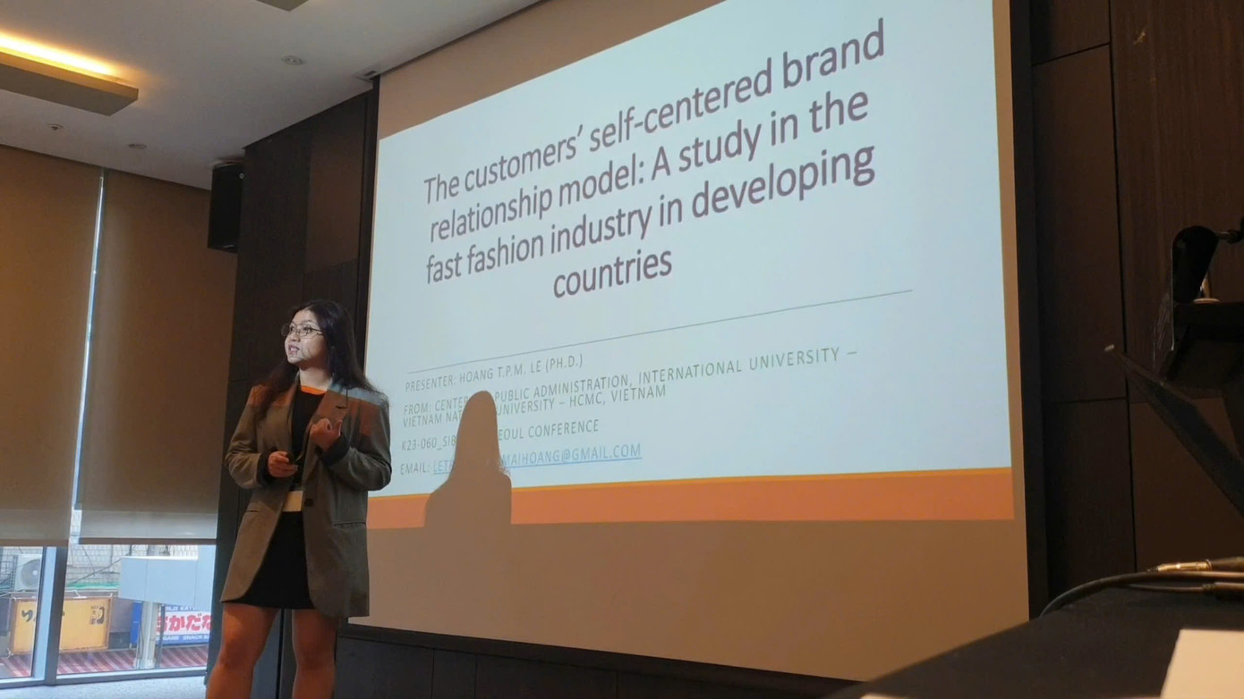 TS. Mai Hoàng chia sẻ kết quả nghiên cứu với các chuyên gia quốc tế tại Hội nghị Quốc tế SIBR 2023 (Seoul, Hàn Quốc).