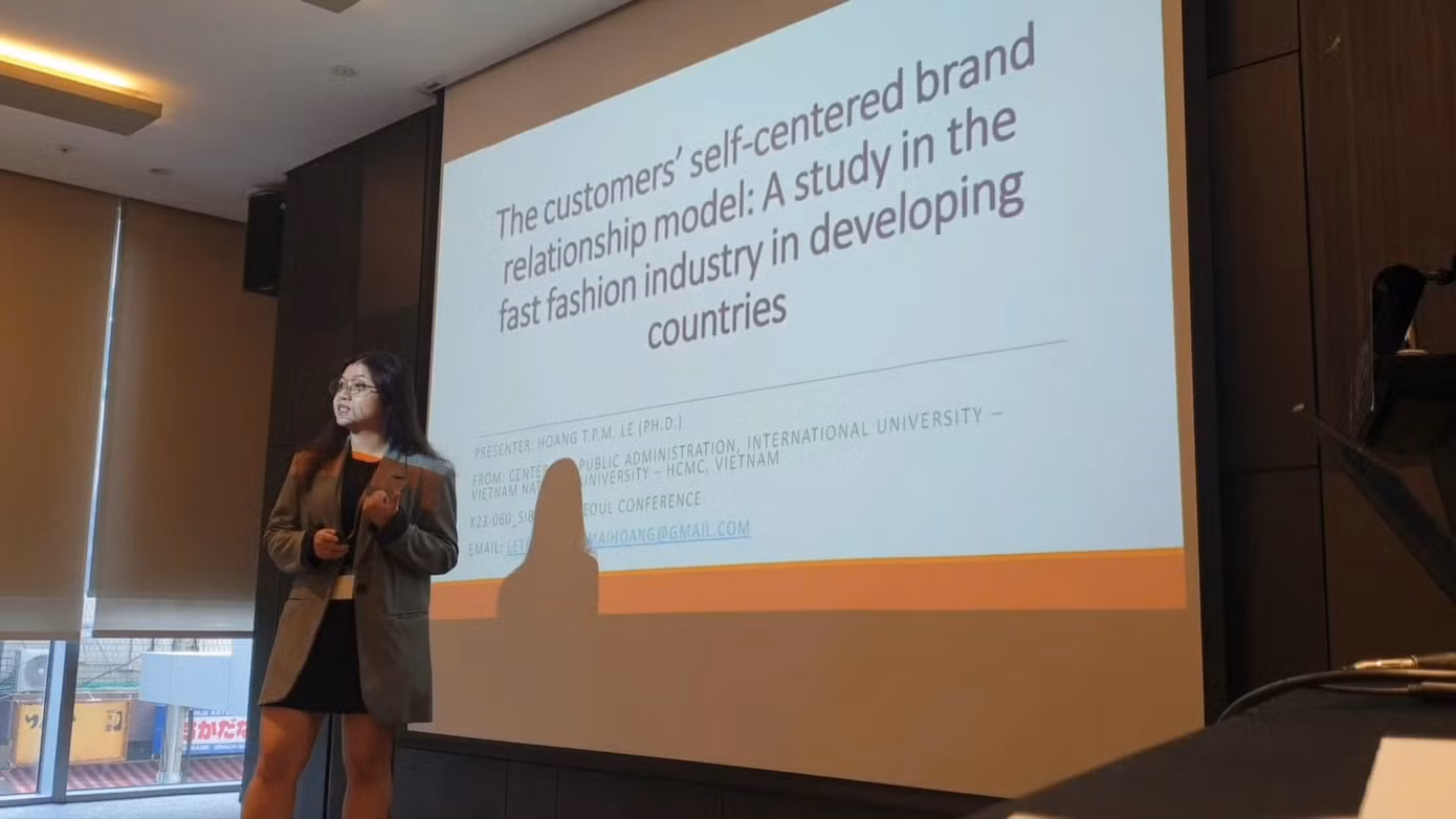 TS. Mai Hoàng chia sẻ kết quả nghiên cứu với các chuyên gia quốc tế tại Hội nghị Quốc tế SIBR 2023 (Seoul, Hàn Quốc). TS. Mai Hoàng chia sẻ kết quả nghiên cứu với các chuyên gia quốc tế tại Hội nghị Quốc tế SIBR 2023 (Seoul, Hàn Quốc).