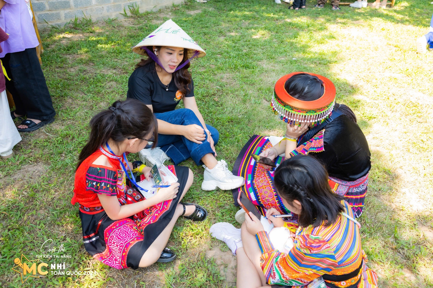 Cô giáo trẻ được học sinh ngưỡng mộ, thường được gọi là nữ "cảnh sát trưởng" và "idol" của học sinh. Cô giáo trẻ được học sinh ngưỡng mộ, thường được gọi là nữ "cảnh sát trưởng" và "idol" của học sinh.