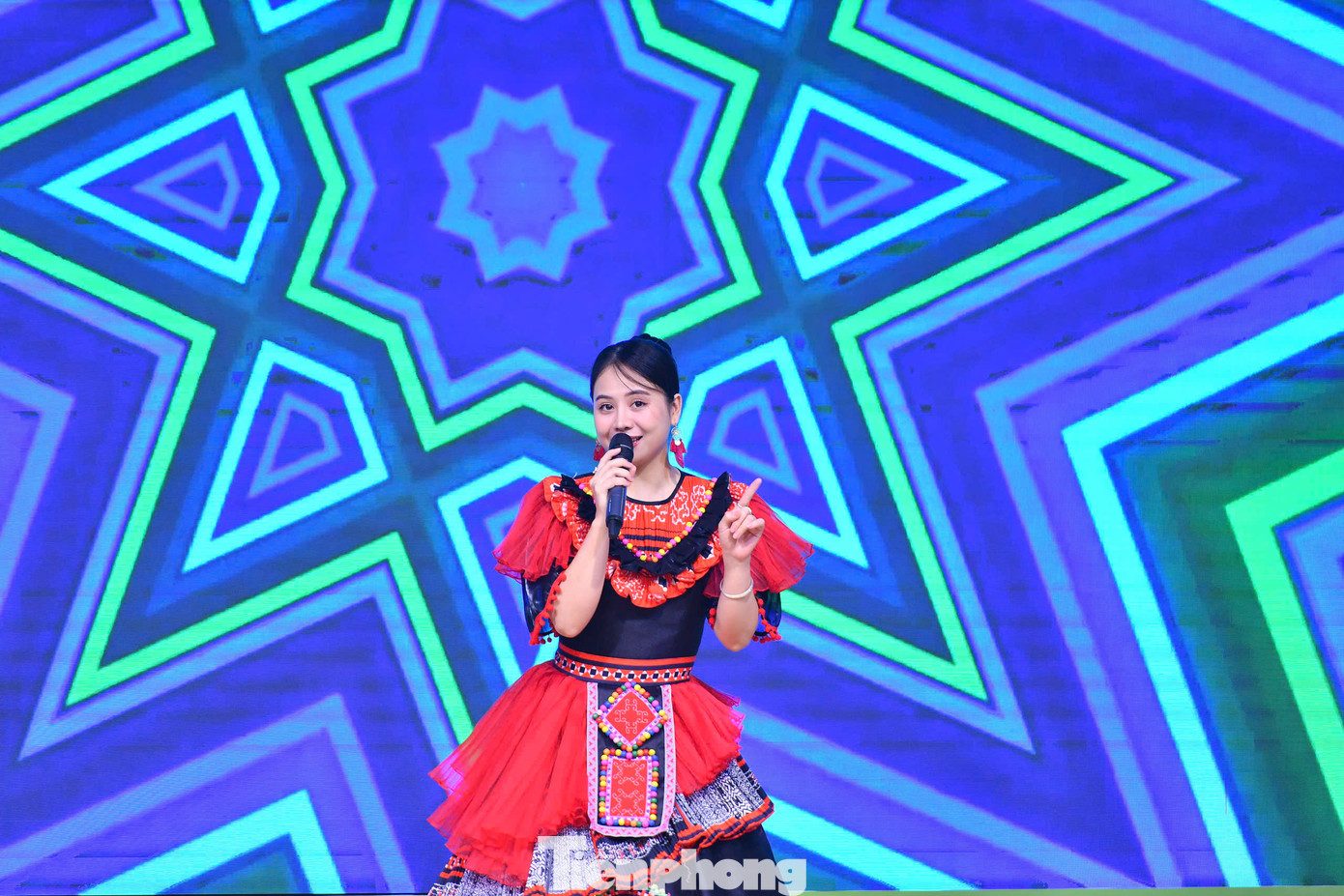 Những tiết mục văn nghệ đặc sắc mở đầu chương trình. Ảnh: Châu Linh Những tiết mục văn nghệ đặc sắc mở đầu chương trình. Ảnh: Châu Linh