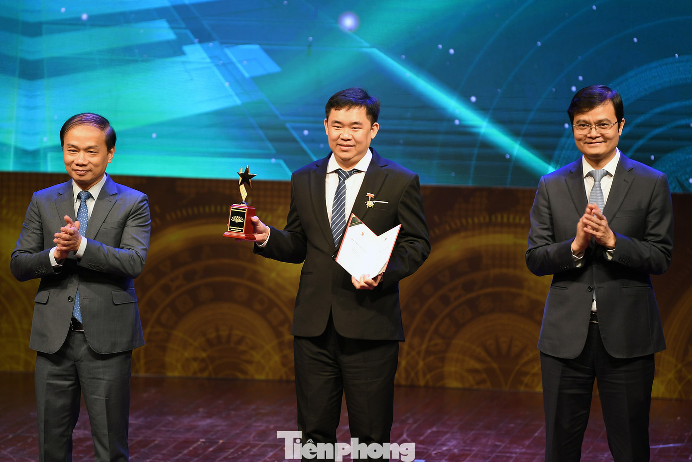 Ông Phạm Tất Thắng - Ủy viên T.Ư Đảng, Phó trưởng ban thường trực Ban Dân vận T.Ư và anh Bùi Quang Huy - Ủy viên dự khuyết T.Ư Đảng, Bí thư thứ nhất T.Ư Đoàn trao biểu trưng cho các nhà khoa học trẻ nhận Giải thưởng Khuê Văn Các.