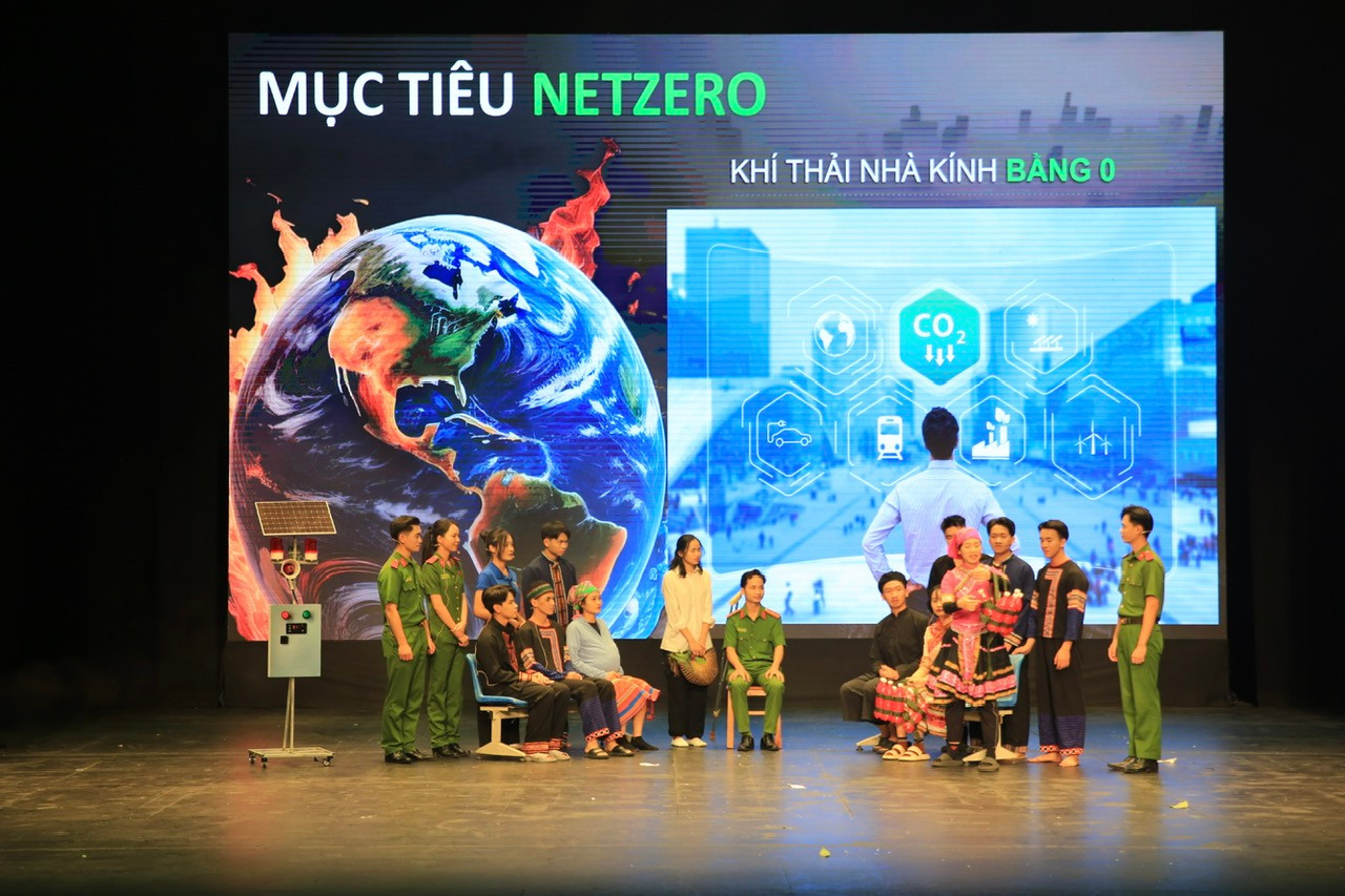 Bằng hình thức sân khấu hóa đầy sôi nổi, hấp dẫn, các đội thi đã khéo léo truyền tải những thông điệp ý nghĩa về bảo vệ môi trường như tăng cường tái chế, tái sử dụng, kiểm soát, giải quyết ô nhiễm, phòng, chống rác thải nhựa… Bằng hình thức sân khấu hóa đầy sôi nổi, hấp dẫn, các đội thi đã khéo léo truyền tải những thông điệp ý nghĩa về bảo vệ môi trường như tăng cường tái chế, tái sử dụng, kiểm soát, giải quyết ô nhiễm, phòng, chống rác thải nhựa…