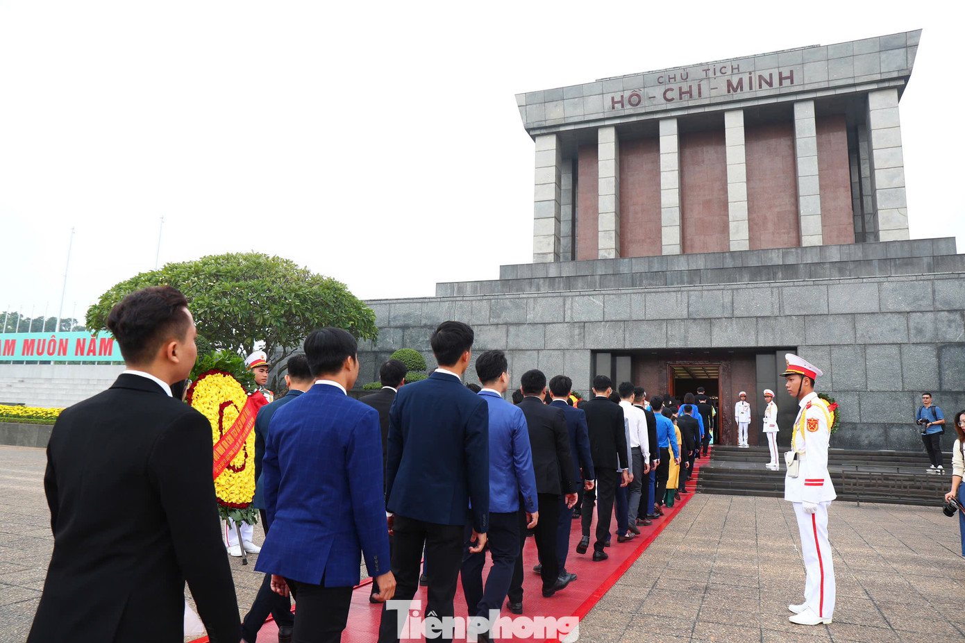 99 nhà giáo được tuyên dương là những thầy cô giáo không ngừng thi đua lao động giỏi, là chiến sĩ thi đua nhiều năm học, không ngừng đổi mới phương pháp giảng dạy, thực hiện những ý tưởng sáng tạo để nâng cao chất lượng dạy và học. 99 nhà giáo được tuyên dương là những thầy cô giáo không ngừng thi đua lao động giỏi, là chiến sĩ thi đua nhiều năm học, không ngừng đổi mới phương pháp giảng dạy, thực hiện những ý tưởng sáng tạo để nâng cao chất lượng dạy và học.