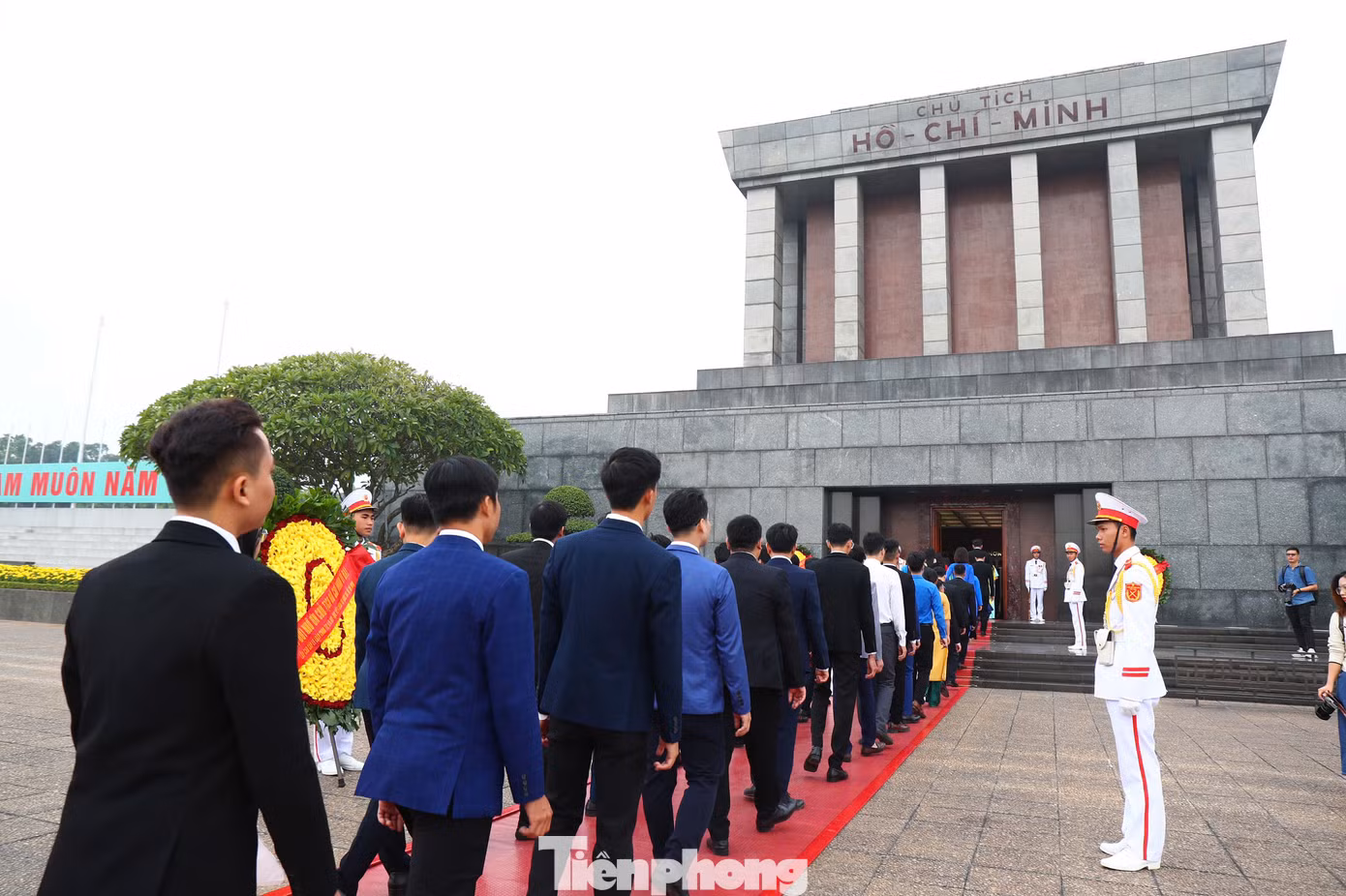 99 nhà giáo được tuyên dương là những thầy cô giáo không ngừng thi đua lao động giỏi, là chiến sĩ thi đua nhiều năm học, không ngừng đổi mới phương pháp giảng dạy, thực hiện những ý tưởng sáng tạo để nâng cao chất lượng dạy và học. 99 nhà giáo được tuyên dương là những thầy cô giáo không ngừng thi đua lao động giỏi, là chiến sĩ thi đua nhiều năm học, không ngừng đổi mới phương pháp giảng dạy, thực hiện những ý tưởng sáng tạo để nâng cao chất lượng dạy và học.