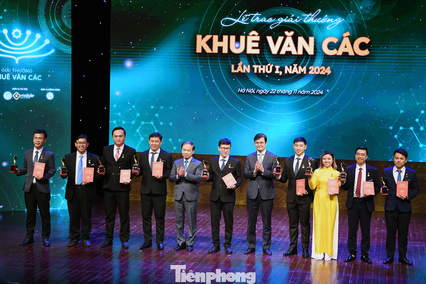 Các nhà khoa học trẻ nhận Giải thưởng Khuê Văn Các lần thứ I, năm 2024.