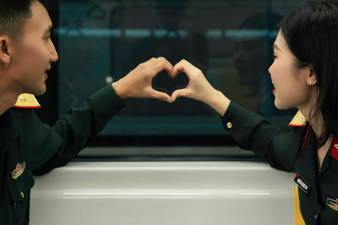 Cuộc gặp gỡ bất ngờ trên chuyến tàu dẫn đến khoảnh khắc ánh mắt hai người chạm nhau, để lại trong lòng chàng trai ấn tượng tốt đẹp về cô gái. Như một sự sắp đặt của duyên số, họ tình cờ gặp nhau nhiều lần sau đó, và chàng trai dần dần mạnh dạn hơn, tìm cách bắt chuyện với cô gái qua những hành động nhỏ nhưng ý nghĩa như chia sẻ kẹo, nghe nhạc cùng nhau, hay cùng đọc sách. Những khoảnh khắc này đã dần gắn kết, giúp hai người gần gũi hơn và tạo nên một mối liên hệ đặc biệt.