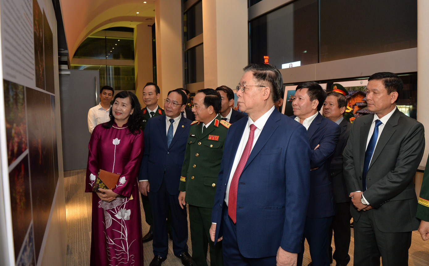 Ông Nguyễn Trọng Nghĩa - Ủy viên Bộ Chính trị, Bí thư T.Ư Đảng, Trưởng Ban Tuyên giáo T.Ư và Thượng tướng Trịnh Văn Quyết - Bí thư T.Ư Đảng, Ủy viên Thường vụ Quân ủy T.Ư, Chủ nhiệm Tổng cục Chính trị Quân đội nhân dân Việt Nam cùng các đại biểu tham quan triển lãm.