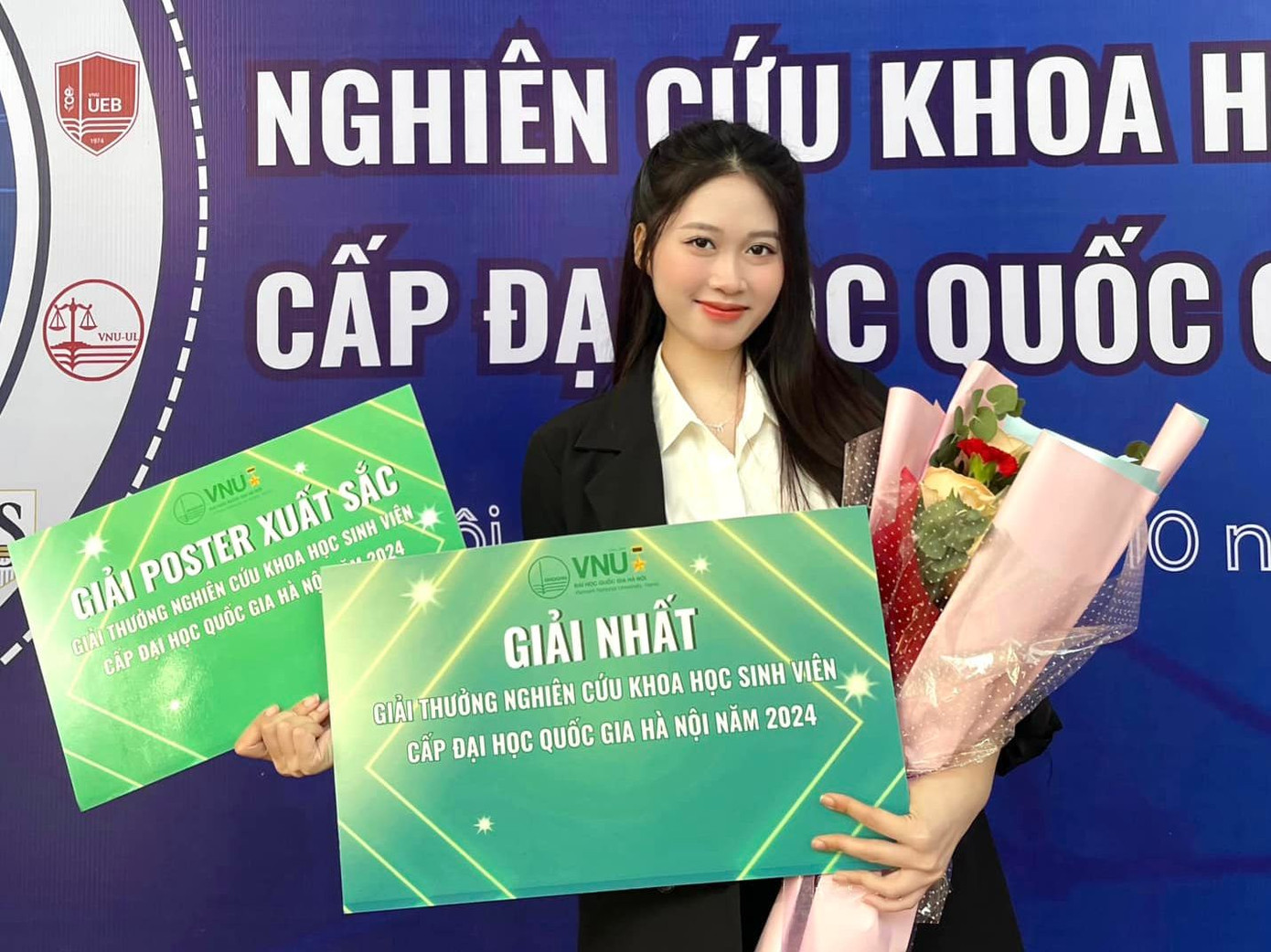 Mới đây, Huyền Trang cùng nhóm cộng sự đoạt giải Nhất cuộc thi nghiên cứu khoa học sinh viên cấp VNU năm 2024. Mới đây, Huyền Trang cùng nhóm cộng sự đoạt giải Nhất cuộc thi nghiên cứu khoa học sinh viên cấp VNU năm 2024.