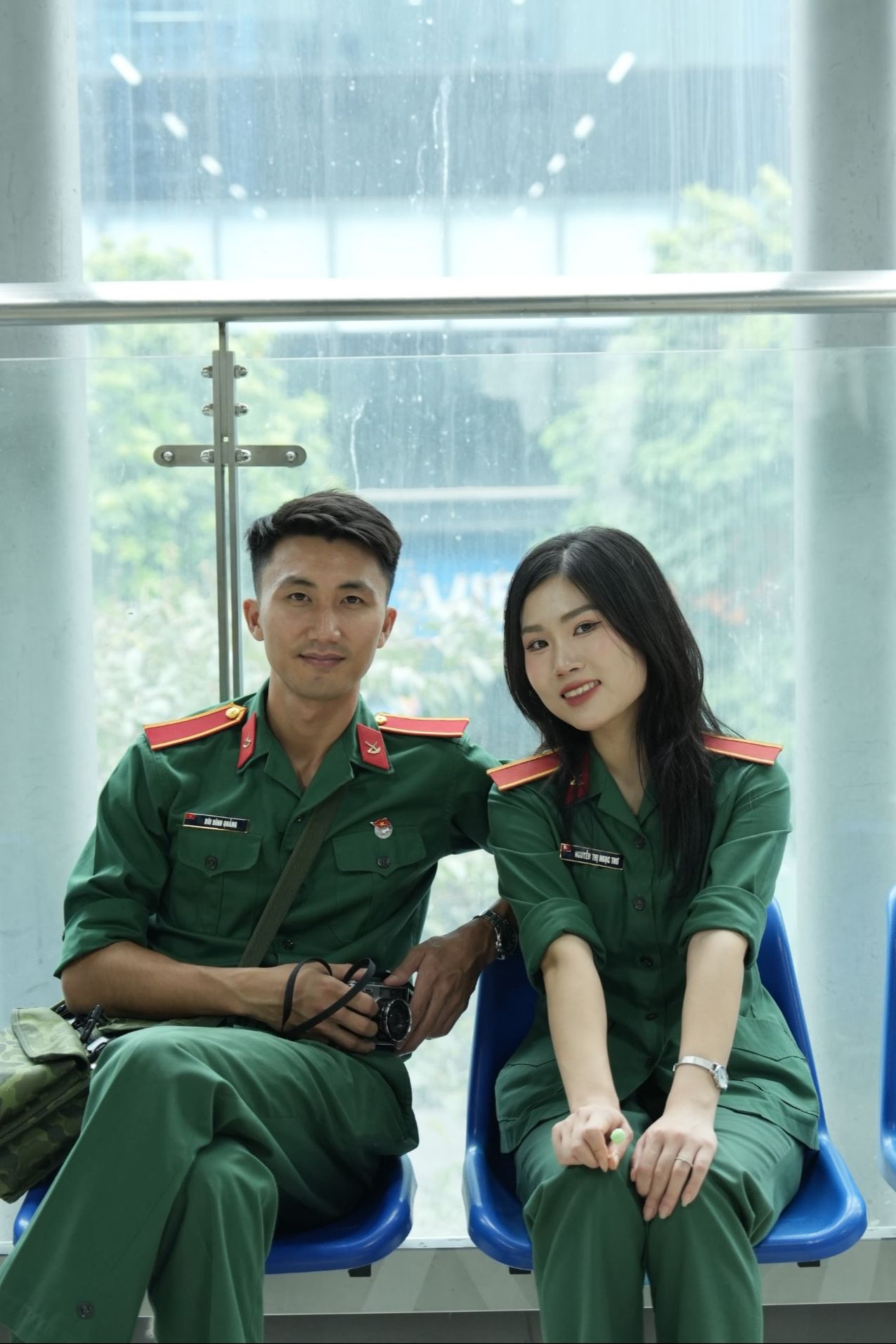 Ga tàu dần trở thành nơi họ thường xuyên gặp gỡ, nơi tình cảm và sự gắn bó dần nảy nở. Vì vậy, chuyện tình này đã được ghi lại qua những bức ảnh, lưu giữ những khoảnh khắc đáng nhớ - từ lần đầu gặp mặt đến những khi họ ngồi cạnh nhau, cùng chia sẻ những niềm vui nhỏ bé trong cuộc sống. Bộ ảnh của cặp đôi Học viện Hậu cần cũng đã nhận được nhiều lượt yêu thích và chia sẻ trên mạng xã hội.