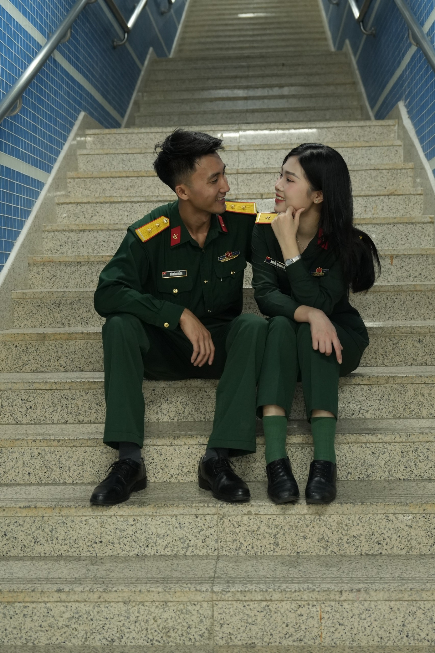 Ga tàu dần trở thành nơi họ thường xuyên gặp gỡ, nơi tình cảm và sự gắn bó dần nảy nở. Vì vậy, chuyện tình này đã được ghi lại qua những bức ảnh, lưu giữ những khoảnh khắc đáng nhớ - từ lần đầu gặp mặt đến những khi họ ngồi cạnh nhau, cùng chia sẻ những niềm vui nhỏ bé trong cuộc sống. Bộ ảnh của cặp đôi Học viện Hậu cần cũng đã nhận được nhiều lượt yêu thích và chia sẻ trên mạng xã hội.