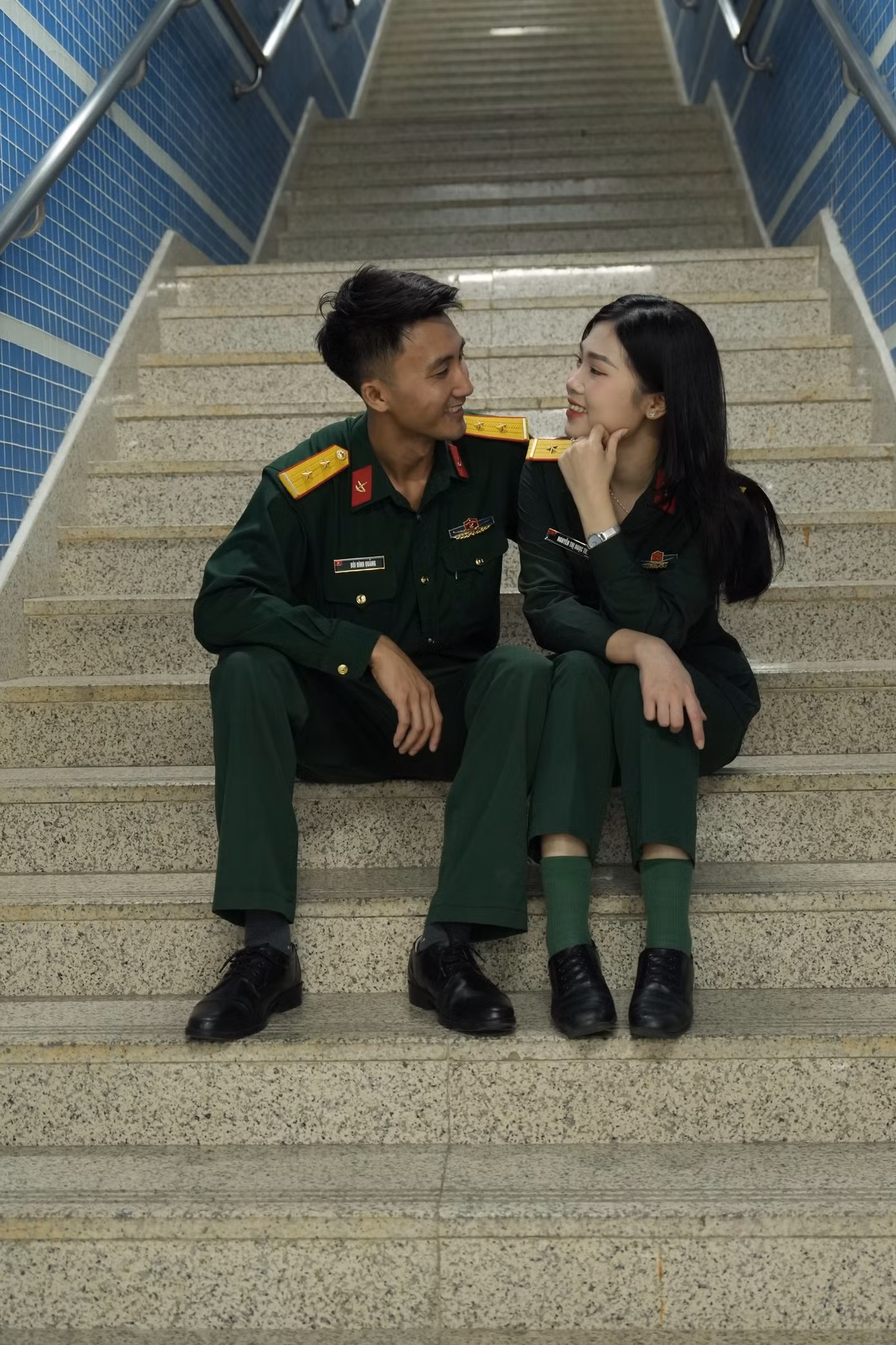 Ga tàu dần trở thành nơi họ thường xuyên gặp gỡ, nơi tình cảm và sự gắn bó dần nảy nở. Vì vậy, chuyện tình này đã được ghi lại qua những bức ảnh, lưu giữ những khoảnh khắc đáng nhớ - từ lần đầu gặp mặt đến những khi họ ngồi cạnh nhau, cùng chia sẻ những niềm vui nhỏ bé trong cuộc sống. Bộ ảnh của cặp đôi Học viện Hậu cần cũng đã nhận được nhiều lượt yêu thích và chia sẻ trên mạng xã hội. Ga tàu dần trở thành nơi họ thường xuyên gặp gỡ, nơi tình cảm và sự gắn bó dần nảy nở. Vì vậy, chuyện tình này đã được ghi lại qua những bức ảnh, lưu giữ những khoảnh khắc đáng nhớ - từ lần đầu gặp mặt đến những khi họ ngồi cạnh nhau, cùng chia sẻ những niềm vui nhỏ bé trong cuộc sống. Bộ ảnh của cặp đôi Học viện Hậu cần cũng đã nhận được nhiều lượt yêu thích và chia sẻ trên mạng xã hội.