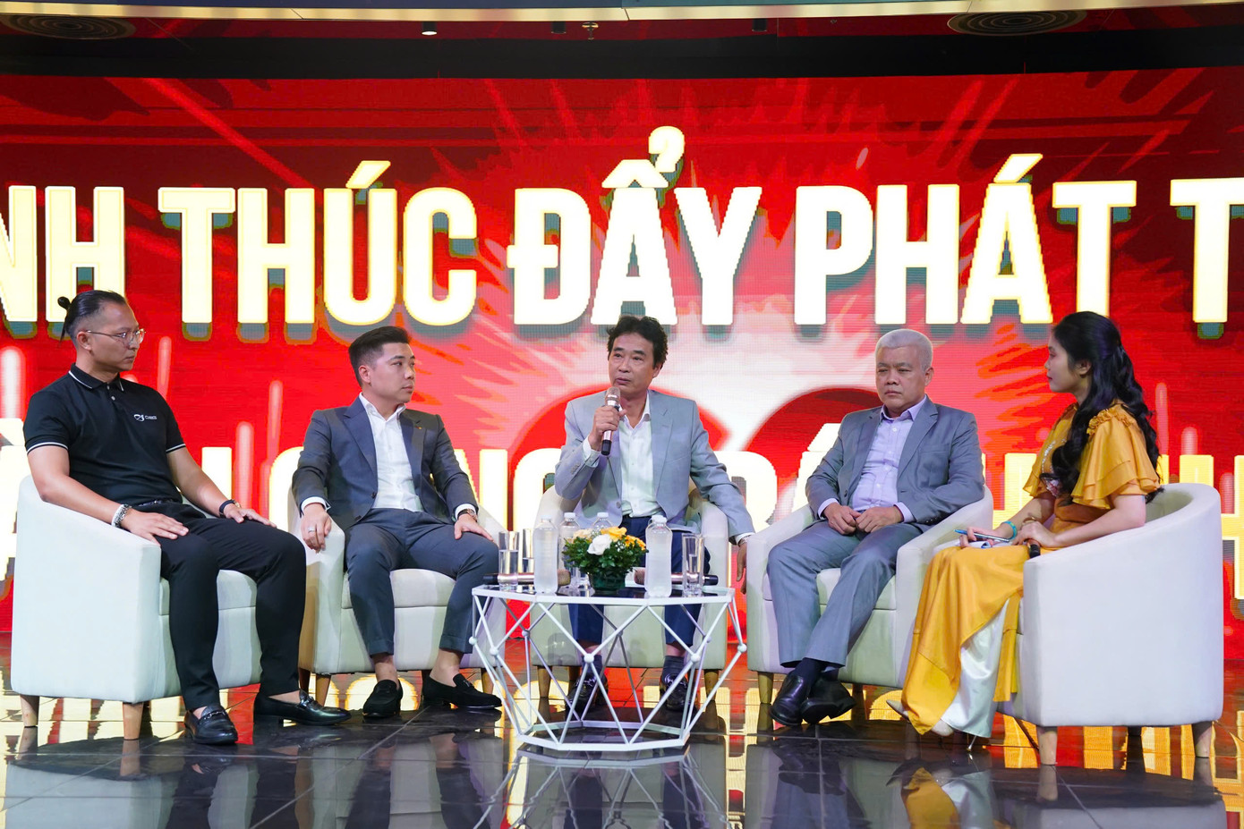 Trong khuôn khổ chương trình đã diễn ra tọa đàm với chủ đề "Nâng cao trách nhiệm xã hội của doanh nghiệp nhằm thúc đẩy phát triển bền vững". Trong khuôn khổ chương trình đã diễn ra tọa đàm với chủ đề "Nâng cao trách nhiệm xã hội của doanh nghiệp nhằm thúc đẩy phát triển bền vững".