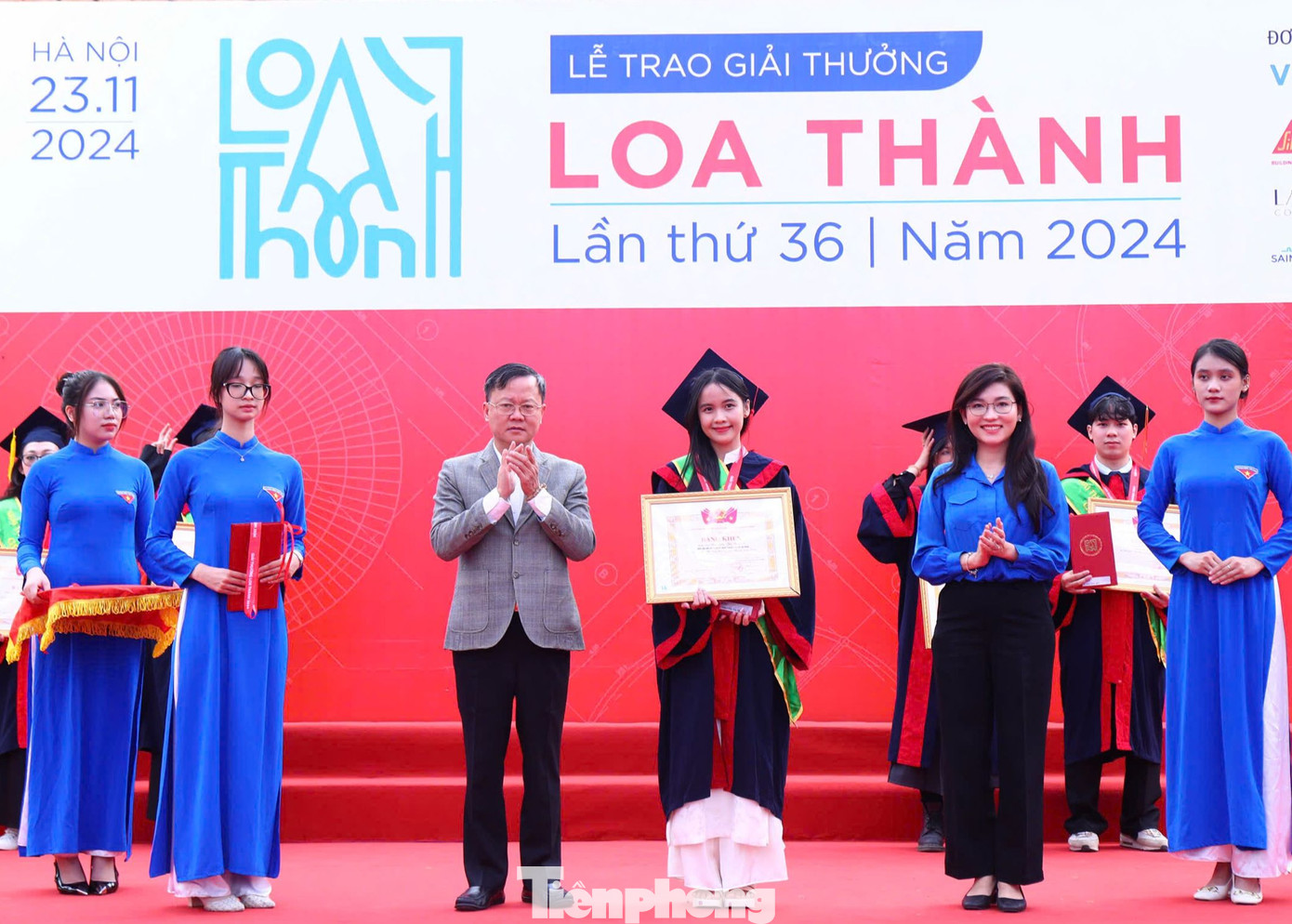 Ông Vũ Huy Văn - Phó Vụ trưởng Vụ Tổng hợp, Văn phòng T.Ư Đảng và chị Hồ Hồng Nguyên - Trưởng Ban Thanh niên Trường học T.Ư Đoàn, Phó Chủ tịch thường trực T.Ư Hội SVVN trao Bằng khen cho tác giả đoạt giải Nhì.