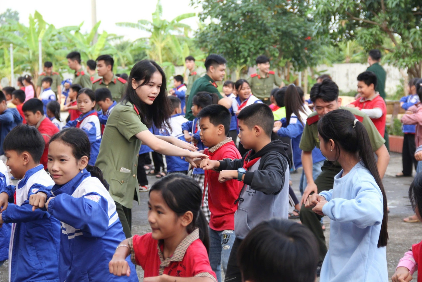 Ngoài đội hình gia sư tiếng Anh, gia sư kèm học, Đoàn Thanh niên Học viện An ninh nhân dân cũng tổ chức đội hình dạy võ, thể dục cho các em học sinh trên địa bàn. Ngoài đội hình gia sư tiếng Anh, gia sư kèm học, Đoàn Thanh niên Học viện An ninh nhân dân cũng tổ chức đội hình dạy võ, thể dục cho các em học sinh trên địa bàn.