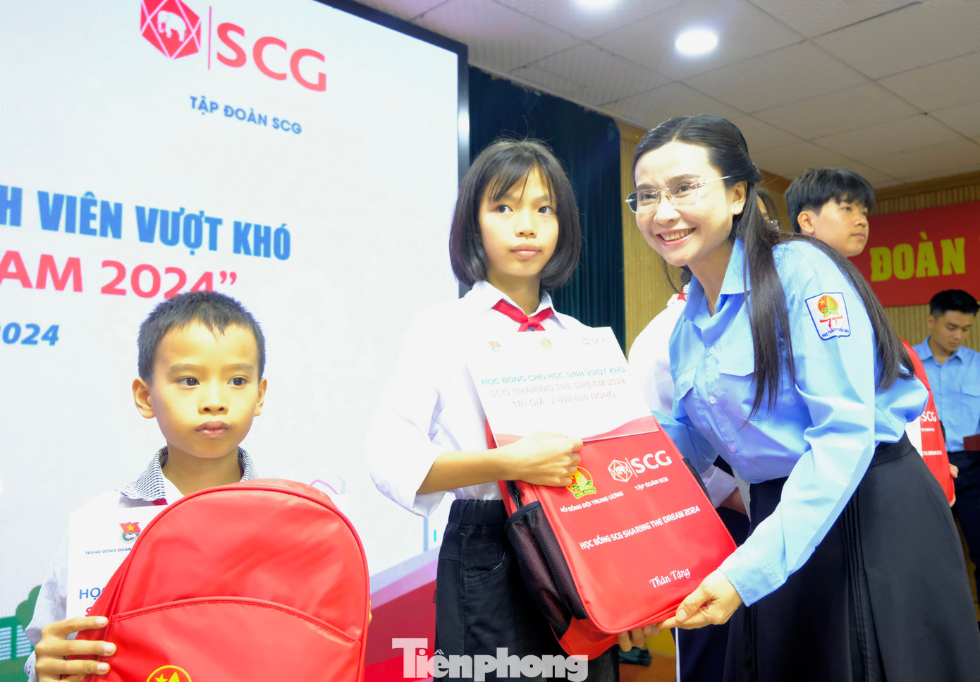 Học bổng tiếp tục hỗ trợ và trao tặng cho 100 học sinh và 100 sinh viên cùng các hoạt động hỗ trợ đào tạo sau học bổng với tổng trị giá 1,7 tỉ đồng. Ảnh: Châu Linh Học bổng tiếp tục hỗ trợ và trao tặng cho 100 học sinh và 100 sinh viên cùng các hoạt động hỗ trợ đào tạo sau học bổng với tổng trị giá 1,7 tỉ đồng. Ảnh: Châu Linh