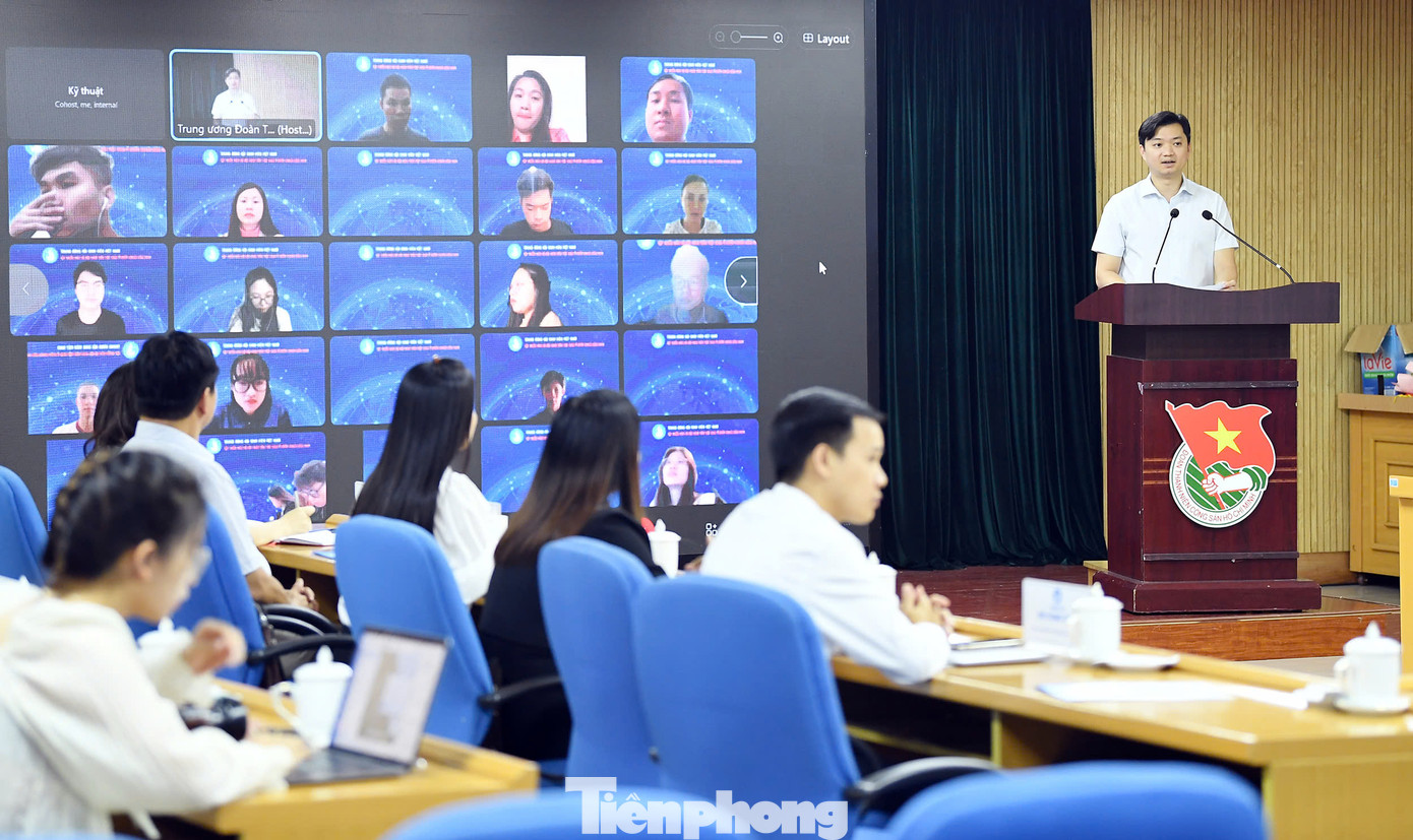 Gần 200 cán bộ Hội Sinh viên Việt Nam ở nước ngoài tham dự chương trình tập huấn tại các điểm cầu trực tuyến. Gần 200 cán bộ Hội Sinh viên Việt Nam ở nước ngoài tham dự chương trình tập huấn tại các điểm cầu trực tuyến.