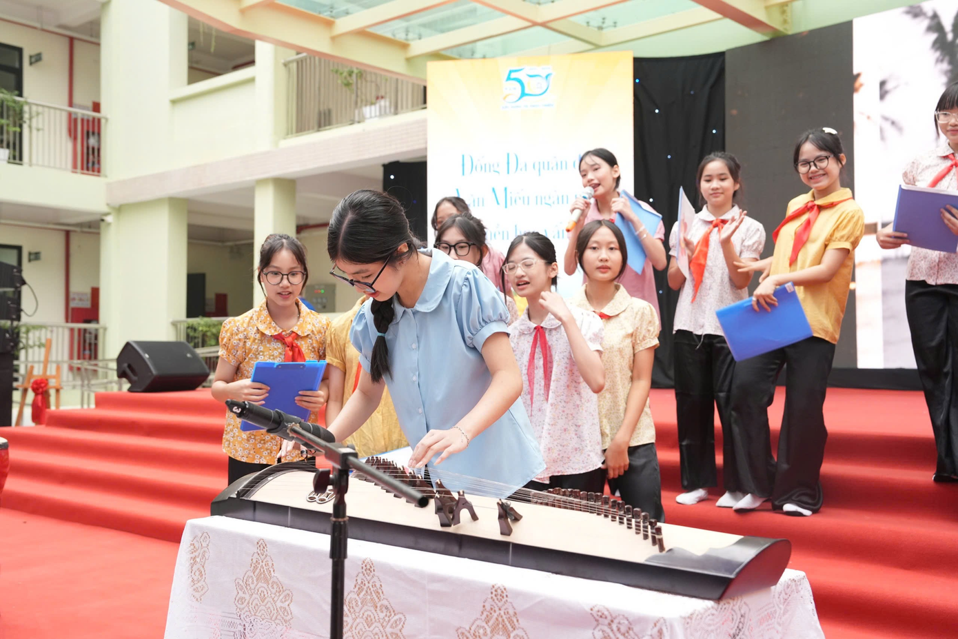 Cô giáo trẻ được học sinh ngưỡng mộ, thường được gọi là nữ "cảnh sát trưởng" và "idol" của học sinh. Cô giáo trẻ được học sinh ngưỡng mộ, thường được gọi là nữ "cảnh sát trưởng" và "idol" của học sinh.