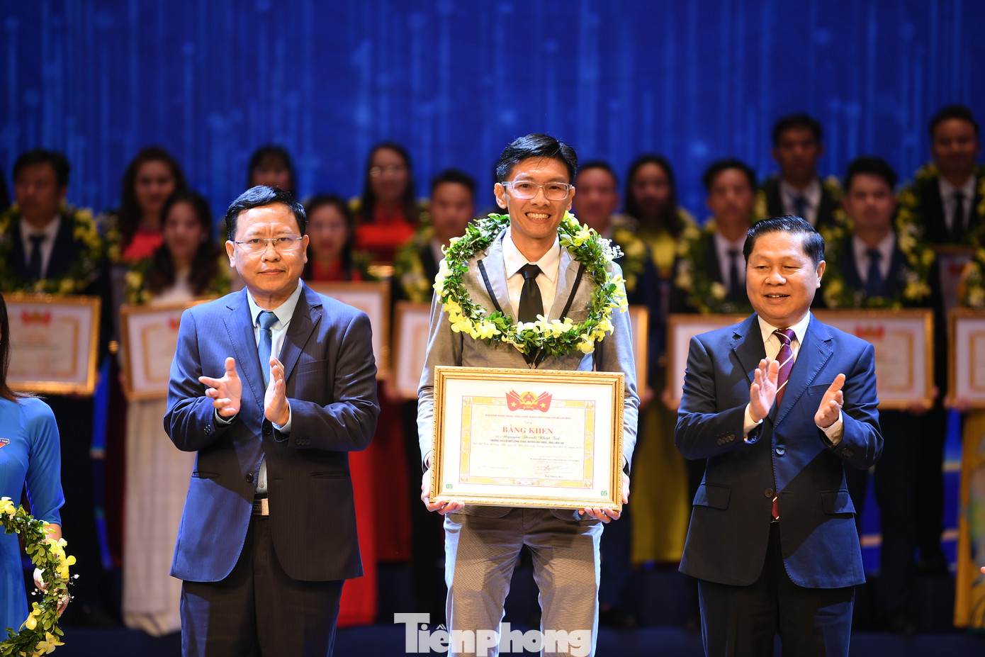 Thứ trưởng Bộ Lao động Thương binh và Xã hội Lê Tấn Dũng và Vụ trưởng Vụ Giáo dục Chính trị và Công tác học sinh, sinh viên Trần Văn Đạt trao bằng khen của Bộ Giáo dục và Đào tạo cho nhà giáo trẻ tiêu biểu.