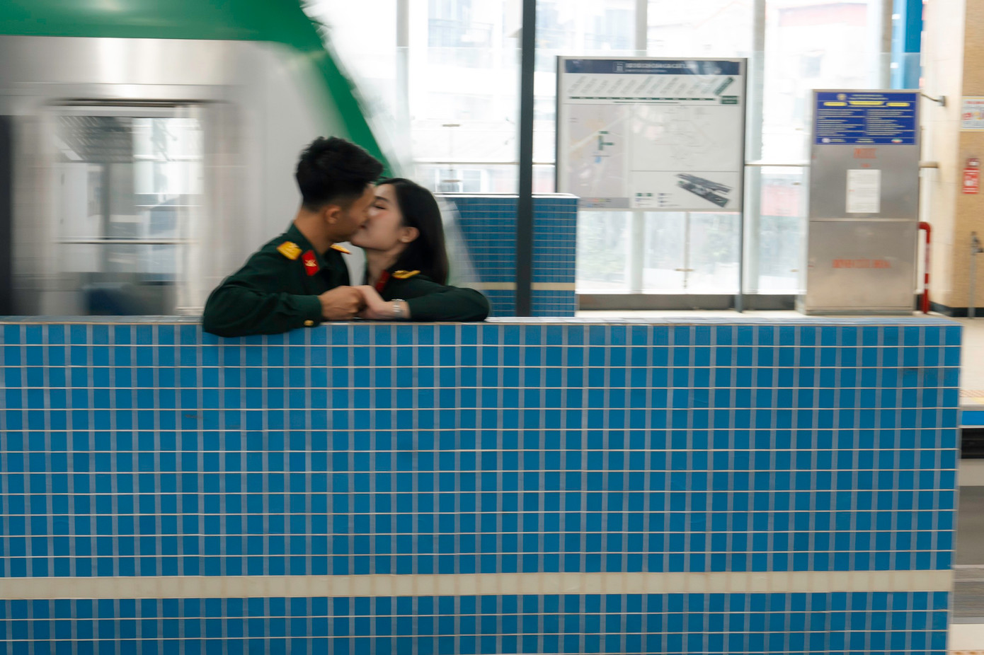 "Cả hai đều cảm thấy thoải mái và vui vẻ khi trò chuyện, với sự hóm hỉnh, mình đã chinh phục trái tim cô gái. Chúng mình muốn dành cho nhau cả tâm hồn và trái tim giữa những áp lực công việc và trách nhiệm, trở thành người bạn đồng hành không thể thiếu trong công việc cũng như cuộc sống hằng ngày", chàng trai Bùi Đình Quảng chia sẻ.