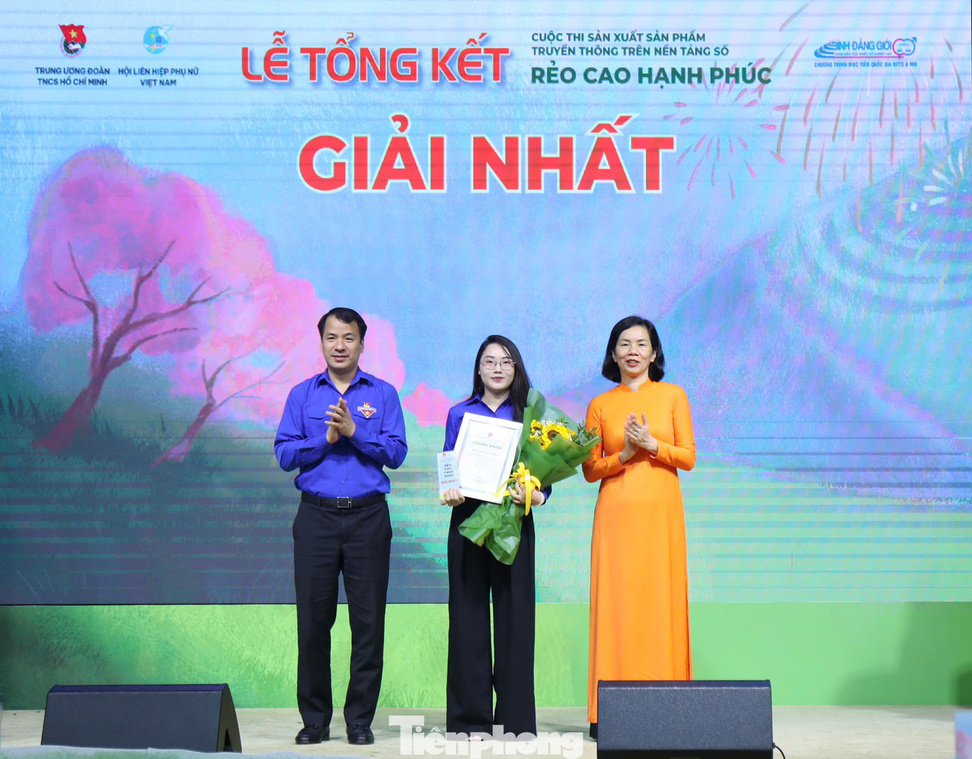 Anh Ngô Văn Cương - Bí thư T.Ư Đoàn và bà Nguyễn Thị Minh Hương - Phó Chủ tịch Hội LHPN Việt Nam trao giải Nhất cho tác giả Nguyễn Thị Thảo với tác phẩm “Bình đẳng giới - Phép nhiệm màu cho đại ngàn yêu thương”. Anh Ngô Văn Cương - Bí thư T.Ư Đoàn và bà Nguyễn Thị Minh Hương - Phó Chủ tịch Hội LHPN Việt Nam trao giải Nhất cho tác giả Nguyễn Thị Thảo với tác phẩm “Bình đẳng giới - Phép nhiệm màu cho đại ngàn yêu thương”.