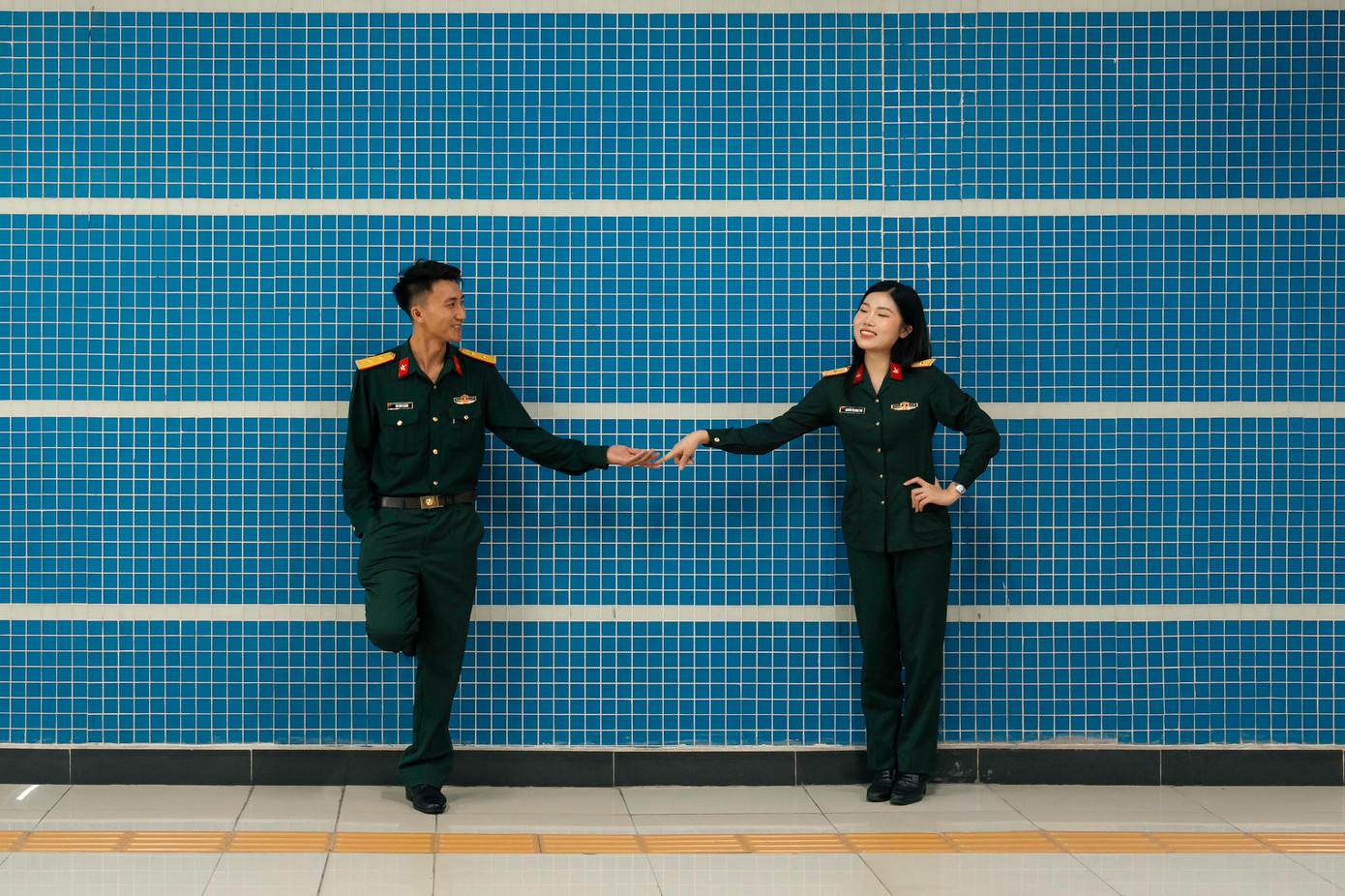 Theo chàng trai Bùi Đình Quảng, nhân duyên gặp gỡ bắt đầu tại một ga tàu nhộn nhịp, nơi cả hai đều khoác lên mình màu “xanh áo lính” tình cờ gặp nhau. Chàng trai trẻ trung, điềm đạm và kiên định, trong khi cô gái lại nhanh nhẹn và hoạt bát.