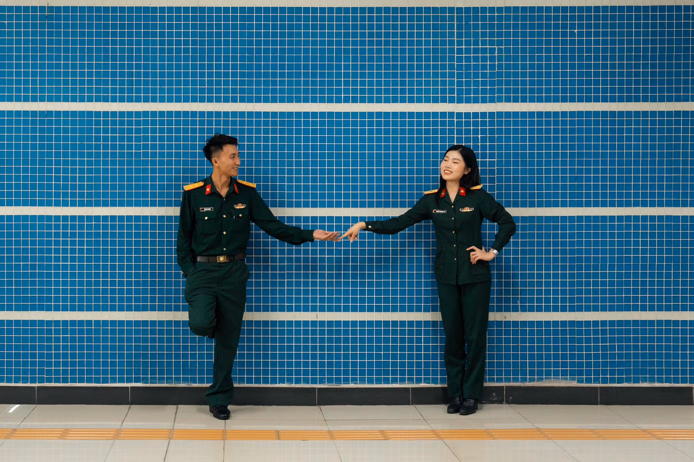 Theo chàng trai Bùi Đình Quảng, nhân duyên gặp gỡ bắt đầu tại một ga tàu nhộn nhịp, nơi cả hai đều khoác lên mình màu “xanh áo lính” tình cờ gặp nhau. Chàng trai trẻ trung, điềm đạm và kiên định, trong khi cô gái lại nhanh nhẹn và hoạt bát. Theo chàng trai Bùi Đình Quảng, nhân duyên gặp gỡ bắt đầu tại một ga tàu nhộn nhịp, nơi cả hai đều khoác lên mình màu “xanh áo lính” tình cờ gặp nhau. Chàng trai trẻ trung, điềm đạm và kiên định, trong khi cô gái lại nhanh nhẹn và hoạt bát.