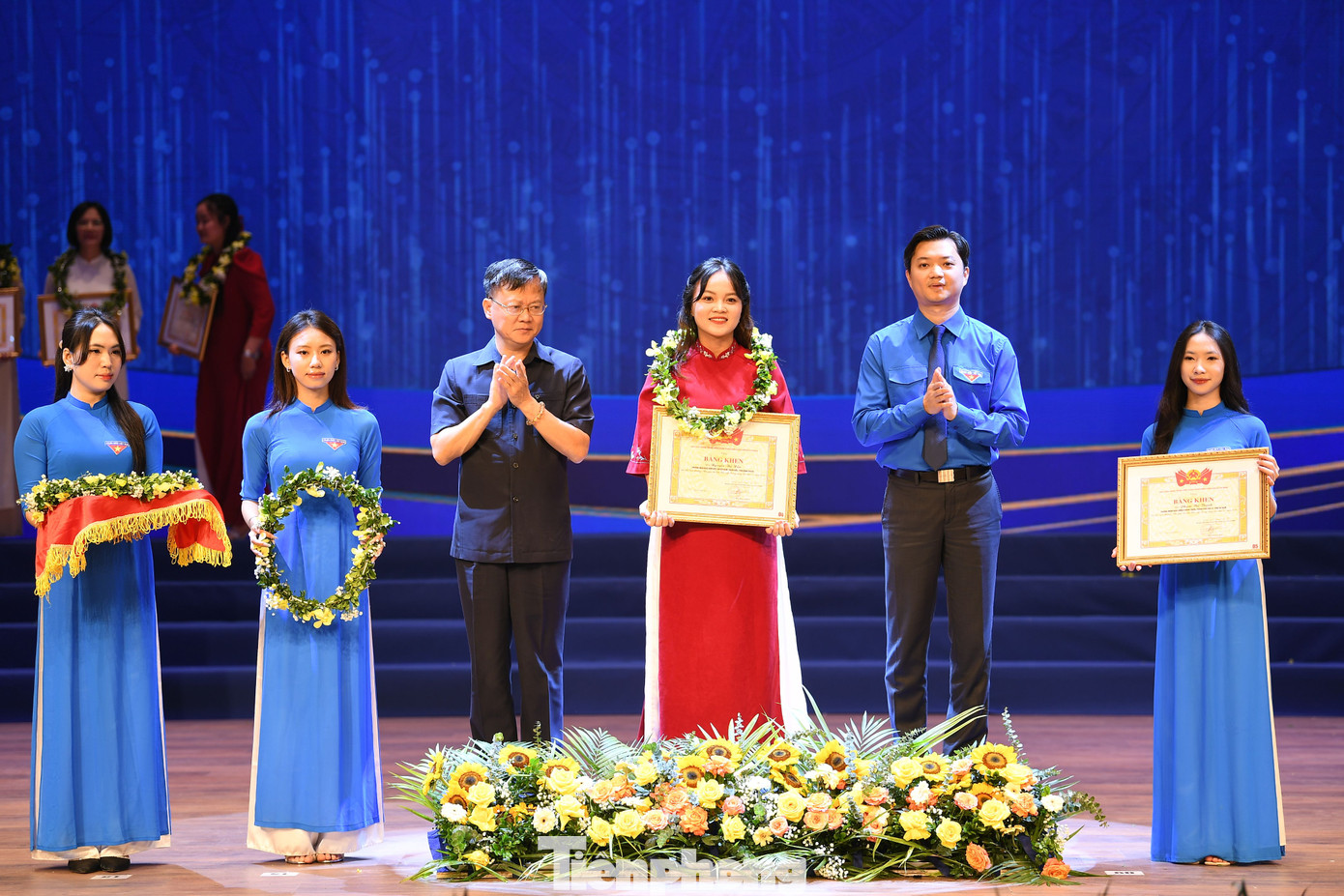 Bí thư T.Ư Đoàn, Chủ tịch T.Ư Hội SVVN Nguyễn Minh Triết và Phó Vụ trưởng Vụ Tổng hợp, Văn phòng T.Ư Đảng Vũ Huy Văn trao bằng khen của Bộ Giáo dục và Đào tạo cho nhà giáo trẻ tiêu biểu.