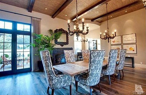 Phòng khách ấm cúng, lộng lẫy Bể bơi ngoài trời rộng rãi Phòng bếp đầy đủ tiện nghi Phòng ăn liền kề với một quầy bar trong nhà. Phòng khách ấm cúng, lộng lẫy Bể bơi ngoài trời rộng rãi Phòng bếp đầy đủ tiện nghi Phòng ăn liền kề với một quầy bar trong nhà.