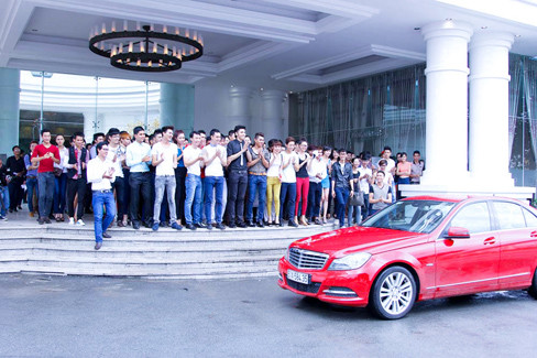 Đỗ Mạnh Cường và Nam Trung xuất hiện trong chiếc xe hơi của Đỗ Mạnh Cường