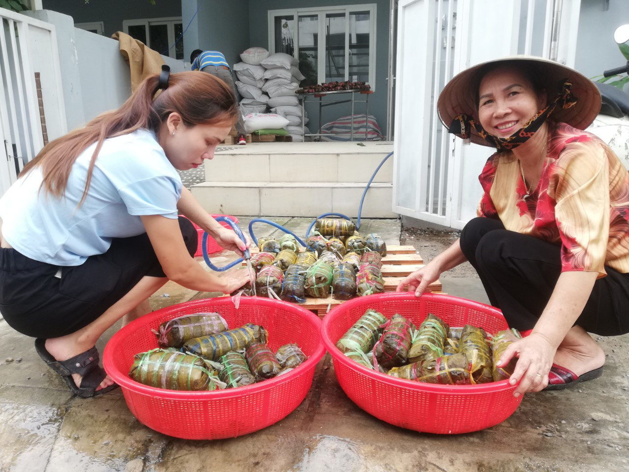 Người dân nhiều tỉnh thành ngày đêm 'gói yêu thương' gửi bà con miền Trung ảnh 10