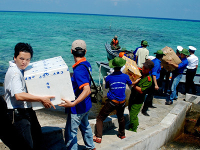 Đội 113 chuyển quà lên đảo. Ảnh: Lương Đình Thảo. Đội 113 chuyển quà lên đảo Ảnh: Lương Đình Thảo