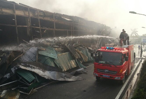 Vụ cháy đã làm sập vài nghìn m2 nhà xưởng. Vụ cháy đã làm sập vài nghìn m2 nhà xưởng