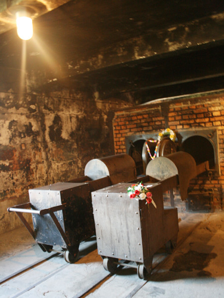 Bên trong lò thiêu người Auschwitz
