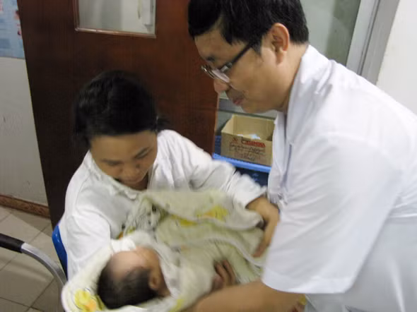 Sau năm ngày sống trong lo lắng, sợ hãi, chiều qua, 8 - 11, chị Thơm đã được gặp con. Ảnh: Lãng Phong