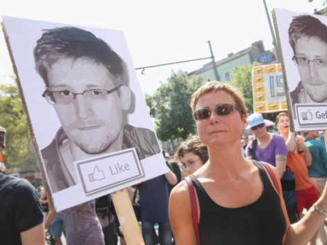 Việc Edward Snowden tiết lộ các chương trình giám sát của Mỹ được người dân nhiều nước ủng hộ. Ảnh: Getty Images. Việc Edward Snowden tiết lộ các chương trình giám sát của Mỹ được người dân nhiều nước ủng hộ. Ảnh: Getty Images
