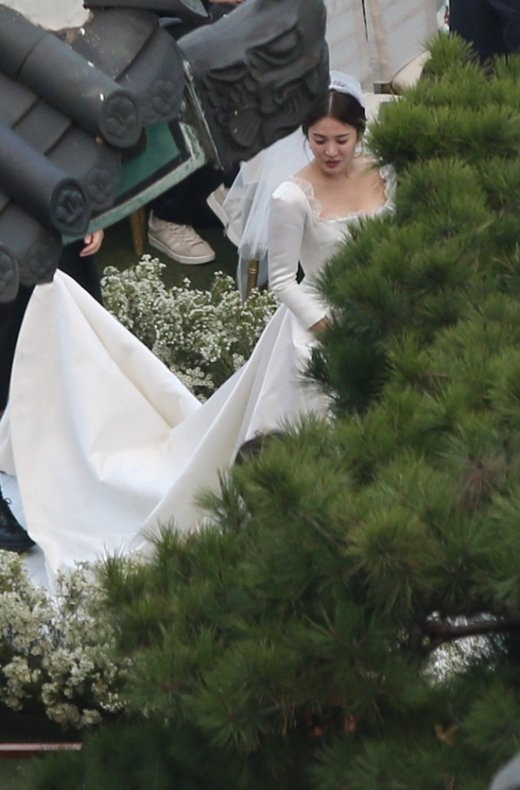 Đám cưới Song Hye Kyo - Song Joong Ki: Cô dâu chú rể sánh đôi ảnh 6