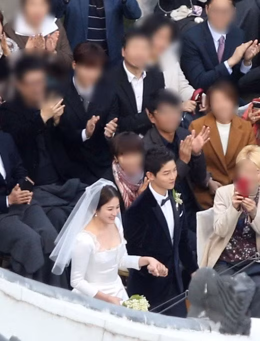 Đám cưới Song Hye Kyo - Song Joong Ki: Cô dâu chú rể sánh đôi ảnh 9