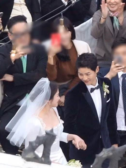 Đám cưới Song Hye Kyo - Song Joong Ki: Cô dâu chú rể sánh đôi ảnh 8
