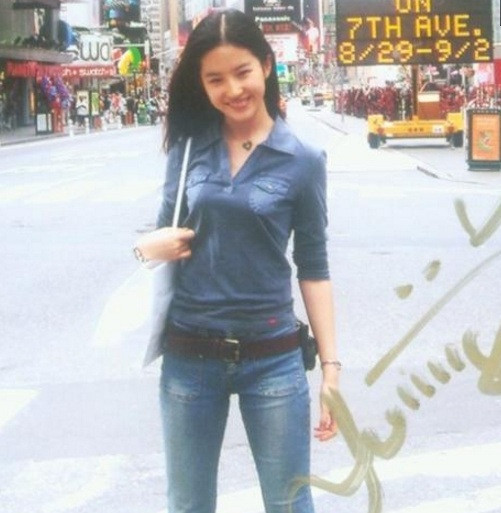 Loạt ảnh chứng minh Lưu Diệc Phi xinh đẹp từ tấm bé ảnh 8