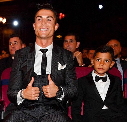 Bạn gái Cristiano Ronaldo bầu 8 tháng vẫn gợi cảm quyến rũ ảnh 9