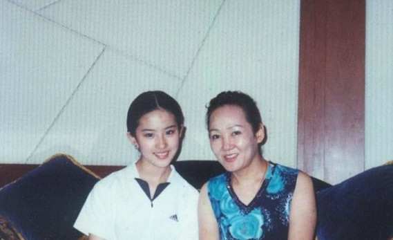 Loạt ảnh chứng minh Lưu Diệc Phi xinh đẹp từ tấm bé ảnh 7