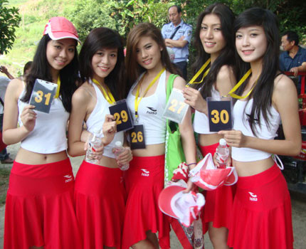 Huyền My (ngoài cùng bên phải) 