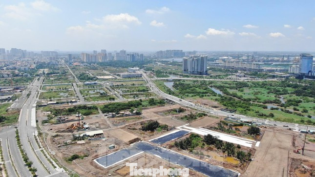 HoREA đề nghị bổ sung quy định cấp tỉnh dành một tỷ lệ nhất định nguồn thu từ tiền trúng đấu giá quyền sử dụng đất, đấu thầu dự án có sử dụng đất, lợi nhuận xổ số kiến thiết trong năm của địa phương để tạo nguồn tài chính cho “Quỹ phát triển đất”. HoREA đề nghị bổ sung quy định cấp tỉnh dành một tỷ lệ nhất định nguồn thu từ tiền trúng đấu giá quyền sử dụng đất, đấu thầu dự án có sử dụng đất, lợi nhuận xổ số kiến thiết trong năm của địa phương để tạo nguồn tài chính cho “Quỹ phát triển đất”.